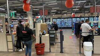 An den acht Kassen - sechs davon zum Selbstscannen - gibt es Parkgutscheine für die Tiefgarage.