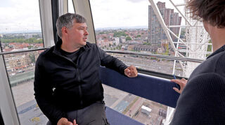 Sebastian Göbel in einer der 48 Gondeln des neuen Riesenrads in Mannheim: Seit fünf Generationen ist seine Familie im Schausteller-Geschäft.