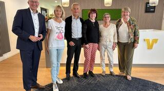 Vorstandsvorsitzender Till Meßmer (v.l.) begrüßt zum 50-jährigen Ausbildungsjubiläum Ingrid Ullmer, Theofried Schmidbauer, Ute von Wolffersdorff und Renate Rölle. Mit auf dem Bild ist Personalleiterin Heike Lommel.