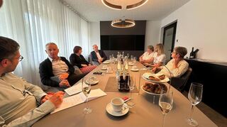In trauter Runde plauderten die vier Ehemaligen, die vor 50 Jahren ihre Ausbildung begonnen hatten, mit Vorstandschef Till Meßmer.