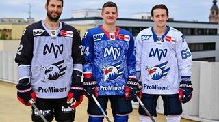 Die Adler Mannheim präsentieren ihr neues Trikto für die Saison 2025/2026.