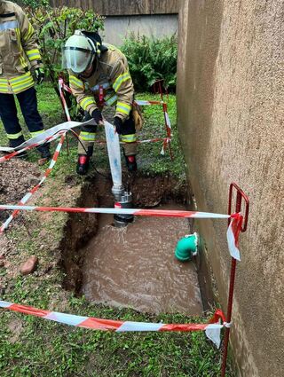 Die Feuerwehr Weinheim pumpt nach Starkregenfällen Keller und Schächte aus.