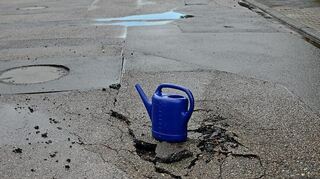 Ilvesheim, 1.8.2025: Das Kanalnetz ist so stark überlastet, dass sich das Abwasser bei Starkregen durch die Straßendecke nach oben gedrückt hat.