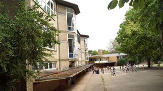Die Johann-Peter-Hebel-Schule in Neuostheim. Im Bezirksbeirat wurden jetzt die Möglichkeiten erörtert, die Schule zur Ganztagesgrundschule umzubauen.