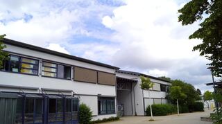 Wird die Johann-Peter-Hebel-Schule eine Ganztagsgrundschule? Und wenn ja, wann? Im Bild das Schulgebäude in Neuhermsheim.
