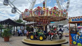 Kerwe-Stimmung am Alten Meßplatz mit Karussell und Biergarten.