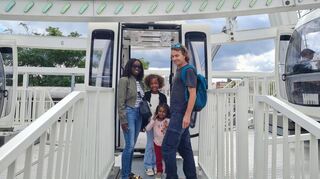 Linda, Tijana, Lailani und Hartmut Androsch (v.l.) haben sich auf die Fahrt mit dem Riesenrad gefreut.