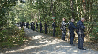 Kräfte der Bereitschaftspolizei durchkämmen nach dem Mord an einer Joggerin im September vergangenen Jahres den Wald bei Neuschloß. Der Fall ist noch immer nicht aufgeklärt.