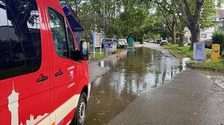 Nach einem Starkregen sind in Ladenburg Straßen überflutet und Keller vollgelaufen.