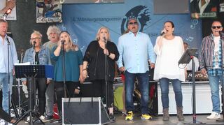Die Viernheimer Schlagerstars begannen ihren Auftritt beim Gartenfest des Männergesangvereins mit „Rivers Of Babylon“ von Boney M.