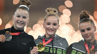 Die Heddesheimerin Silja Stöhr von der TG Mannheim (links) freut sich über DM-Silber am Boden. Karina Schönmaier (M) gewann Gold und Lea Celine Wartmann (re.) Bronze.