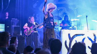 Große Show mit einfachen visuellen Mitteln, vielfältiger Musik und starker Band: Mine in Mannheim.