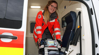 Bereitschaftsleiterin Jessica Wetzel zeigt den Meducore Defibrillator, ein Gerät, das für die Reanimation verwendet wird. Es ist eines der medizinischen Gegenstände, die kürzlich für die Ausstattung des Krankentransportwagens angeschafft wurden.