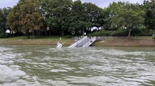 Ein Schiffsanleger ist in Speyer untergegangen.