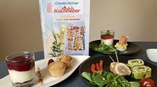 Der Feel-good-Roman von Claudia Hüfner enthält 51 Rezepte - auch für die hier abgebildeten Leckereien.