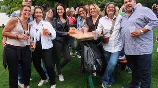 Oliva Diaz (2.v.r.) hat spanische Freunde zum Heddesheimer Seefest eingeladen.