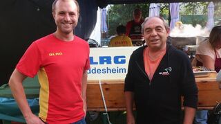 Julian Reinecke (l.) und Michael Haas sorgen beim Sommerfest am See in Heddesheim mit ihrem Team der DRLG für Bratwürste und Steaks