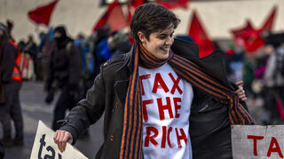 Die deutsch-österreichische Millionärserbin und Sozialaktivistin Marlene Engelhorn bei einer Demonstration in Davos mit einem Shirt mit der Aufschrift "Tax the rich" (Besteuert die Reichen)