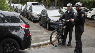 Parken mit zu geringem Abstand zu einer Einmündung: Hasan Kaya (l.) und Andreas Hinteregger notieren die Nummernschilder.