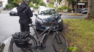 Parken auf dem Gehweg samt Behinderung, denn Fußgänger kommen nicht mehr durch - macht 70 Euro plus einen Punkt in der Verkehrssünderkartei.