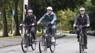 Andreas Hinteregger (links) und Hasan Kaya (rechts) auf Fahrradstreife, begleitet von Bürgermeister und Sicherheitsdezernent Volker Proffen.
