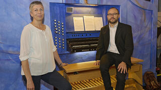 Beim Auftaktkonzert zum 21. Orgelsommer: Kantorin Heike Ittmann mit Organist Julian Handlos.