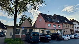 In diesem Gebäude in der Hauptstraße will die Ludwigshafener Bäckerei Görtz eine Filiale mit Café einrichten. Zuletzt war darin das "Markthaus" untergebracht, das im September 2022 geschlossen wurde.