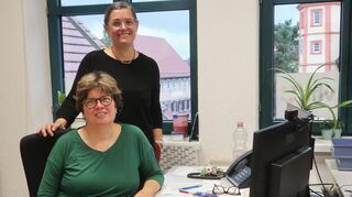 VHS-Leiterin Tina Kaufmann (l.) und ihre Mitarbeiterin Oliva Diaz.