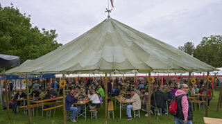 Kaum ein Plätzchen bleibt unterm großen Lastenschirm frei. Die Sängerlust verbucht das Zeltfest als großen Erfolg.