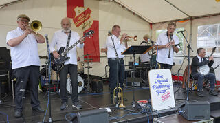 Die Original Blütenweg Jazzer starten in den Zeltfest-Sonntag.