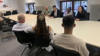 "Get together" vor der Abreise mit Julien Ferrat (hinten in der Mitte) im Mannheimer Rathaus. Die meisten wollten sich nicht fotografieren lassen.
