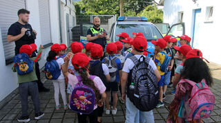 Beim Verkehrsaktionstag des Kinderschutzbunds zeigten Alan White (l.) und Giovanni Marseglia von der Stadtpolizei den Vorschulkindern, wie sie im Kindersitz sicher sitzen.