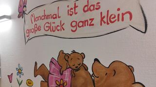 "Manchmal ist das große Glück ganz klein", steht an der Wand der Station in der UMM Mannheim.