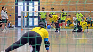 Beim Goalball spielt hier die Edith-Stein-Schule aus Unterschleißheim gegen die Schlossschule Ilvesheim.
