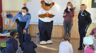 Mit dem Maskottchen Leon besuchen die Schutzfrau vor Ort Christina Wegerle (links) und Katja Sen (rechts) jedes Jahr die ersten Klassen in Lampertheims Grundschulen.