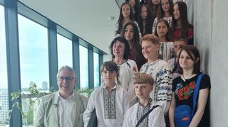 Abschlussfoto mit Lehrerin Svetlana Misikevych und Schulleiterin Halyna Furdyha (2. Reihe, v.l.)