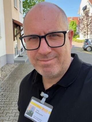 Jens Nußbaumer spielt gerne auf der Gitarre.