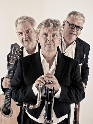 Drei Brüder als Trio 3D (von links): Adax Dörsam (Zupfinstumente), Matthias Dörsam (Klarinetten, Saxophone, Flöten) und Franz Jürgen Dörsam (Fagott).