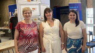 Renate Platz vom Ältestenkreis, Sabrina Del Galdo von der Verbraucherzentrale und Ani Kerezova von der Gemeinde setzen sich für eine gesunde Ernährung ein.