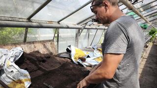 Gärtner Jan Bordt und seine Kollegen von der Solawi in Weinheim arbeiten ausschließlich mit Handgeräten.