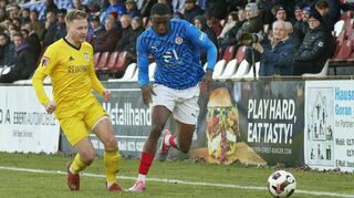 Isaac Okwubor (re., hier in der Partie gegen Ravensburg aus der Vorsaison) machte in Königshofen mit seinem Treffer zum 3:1-Endstand alles klar.