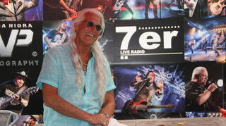 Rainer „Fish“ Stowasser hat den 7er-Club an der Industriestraße aufgebaut und kündigt nach wie vor gerne die Live-Bands auf der Bühne an.