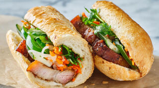 Sandwiches belegt mit Schweinebauch und Gemüse: Das sind vietnamesische Banh Mi.