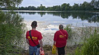 Die DLRG Biblis feiert dieses Jahr ihr 60-jähriges Jubiläum, v.l. 1. Vorsitzender Daniel Hofmann und 2. Vorsitzende Britta Fischer am Gemeindesee.