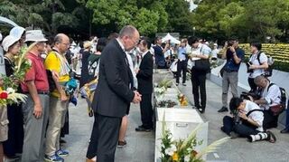 Der Mannheimer Oberbürgermeister Christian Specht bei einer Blumenniederlegung in Hiroshima.