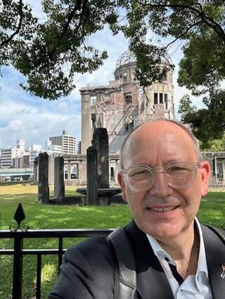 Das Stadtoberhaupt auf einem Selfie vor dem Friedensdenkmal in Hiroshima.