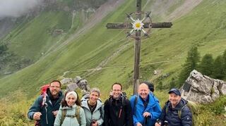Kämmerer Volker Proffen (v.l.), Stadträtin Sengül Engelhorn, Oberbürgermeister Christian Specht (2.v.r.) und Mitarbeiter beim Bergwandern in Vorarlberg.