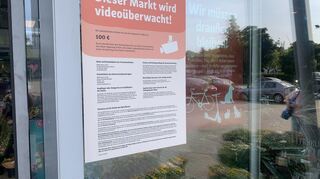 Auf diesem Schild draußen steht auch, dass bei Diebstählen eine Vertragsstrafe von 100 Euro fällig wird.