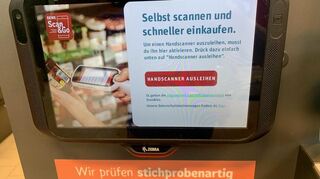 Unten wird gewarnt: "Wir prüfen stichprobenartig deinen Einkauf." Wer der Kundin in diesem Fall ist strittig, ob es nicht gezielt war.