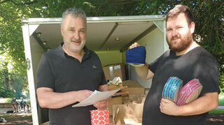 Die Lampions für die Nacht der Lichter in Weinheim stehen bereit, Bernd Guthier (l.) und Martin Schmitt sind gerüstet.
